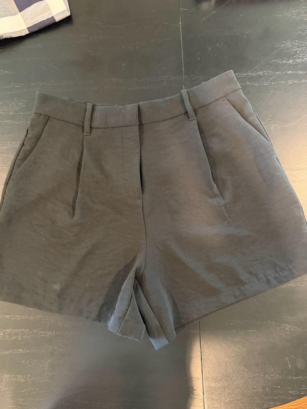 Abercrombie & Fitch High Waisted Crepe Pleated Shorts M - never worn